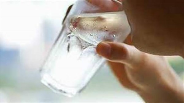 هل شرب الماء المثلج في الحر مضر؟ الحقيقة كاملة 