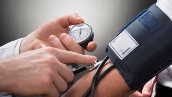 الموجة الحارة تهدد مرضى الضغط.. أطباء يكشفون الفئات الأكثر عرضة للمضاعفات الخطيرة 