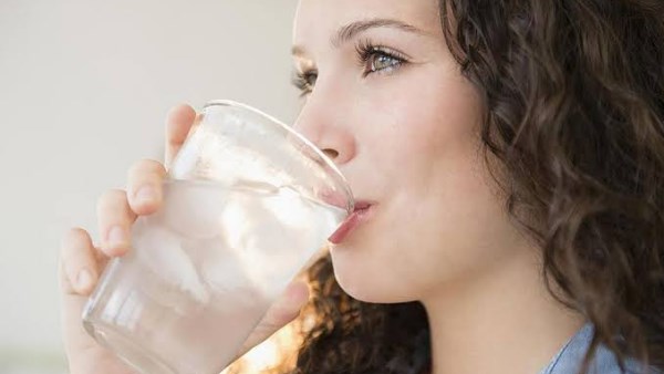 هل العطش المستمر علامة على مرض خطير؟ لا تتجاهل هذه الأسباب 