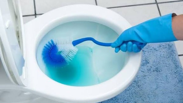 لماذا تظهر رائحة المجاري في الحمام فجأة؟ 