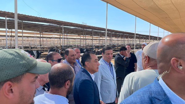 مدبولي يتفقد مزرعة للإنتاج الزراعي والحيواني