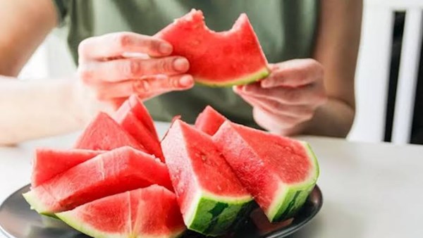 ماذا يحدث لجسمك عند تناول البطيخ؟