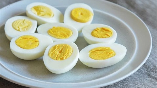 ماذا يحدث لجسمك عند تناول البيض المسلوق؟