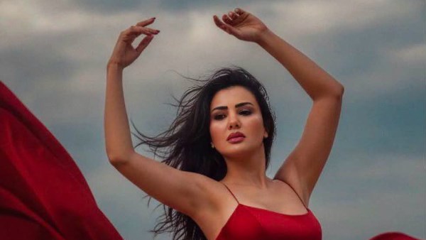  دينا فؤاد تثير الجدل بالاحمر الداكن الجرئ