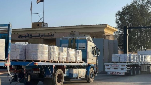 قافلة "زاد العزة" الـ233 تدخل إلى الفلسطينيين في قطاع غزة عبر معبر رفح