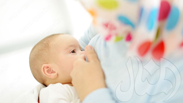 استشاري تغذية يحذر من حرمان الطفل من الرضاعة أو استبدالها بالماء أو محلول الجلوكوز