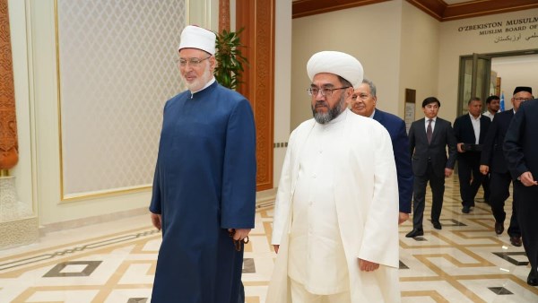 الضويني يلتقي مفتي أوزبكستان 
