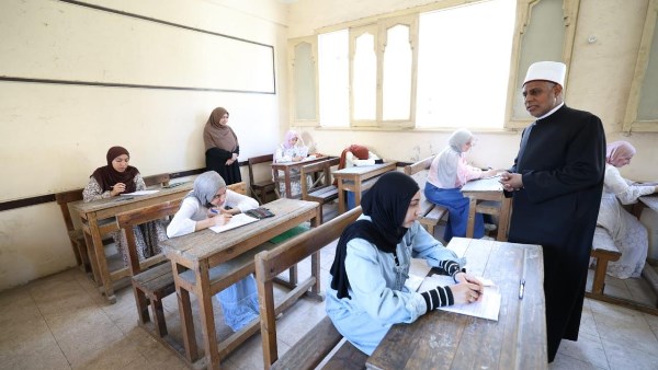 الدكتور أحمد الشرقاوي مع طالبات الثانوية