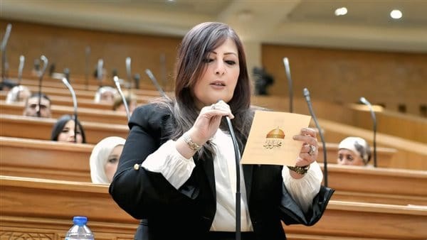النائبة إليزابيث شاكر