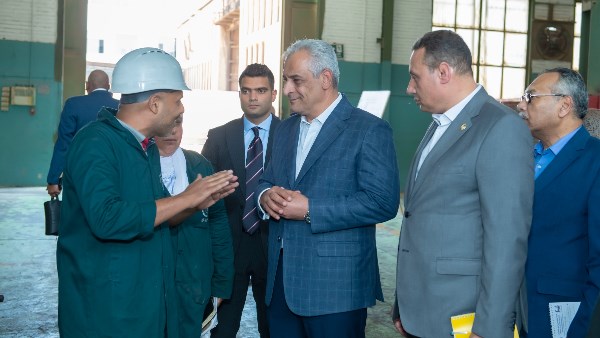 وزير الإنتاج الحربي يتفقد "حلوان للصناعات الهندسية".. ويشيد بطفرة غير مسبوقة بالإنتاج.. تفاصيل