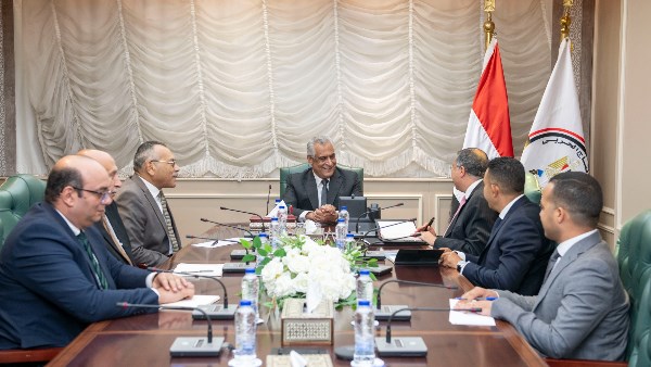وزير الإنتاج الحربي يبحث مع "تاليس" توطين تكنولوجيا صناعة مكونات أجهزة الاتصالات