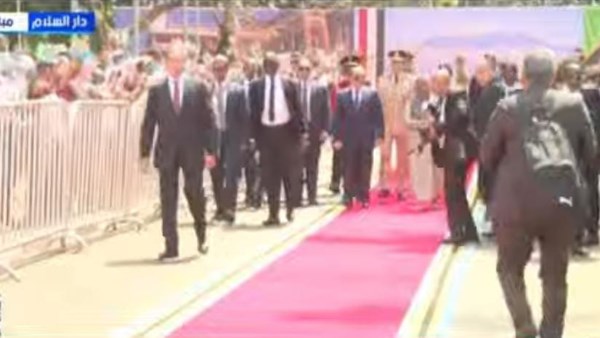 استقبال شعبي وسعادة من الشعب التنزاني بوصول الرئيس السيسي