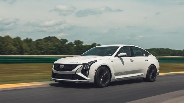 كاديلاك CT5 بلاك وينج الجديدة 