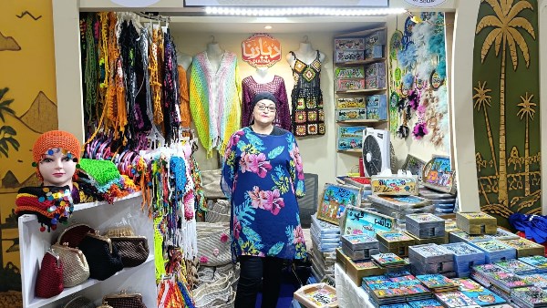 عارضة بمعرض ديارنا