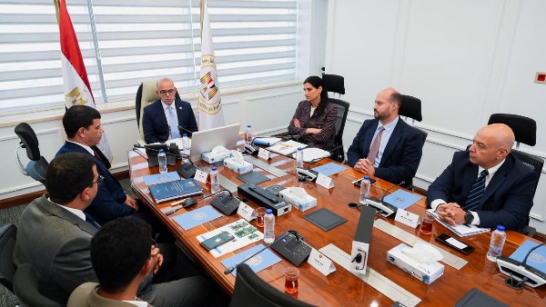 الدكتور محمد فريد وزير الاستثمار والتجارة الخارجية خلال الاجتماع 