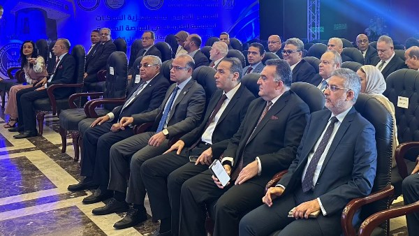الدكتور إسلام عزام رئيس هيئة الرقابة المالية خلال المؤتمر 