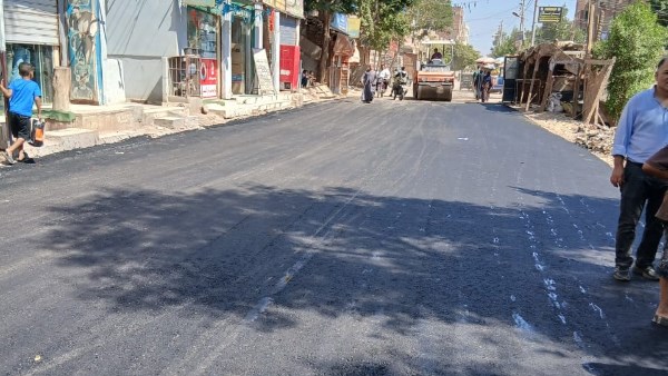 رصف وتطوير طريق 