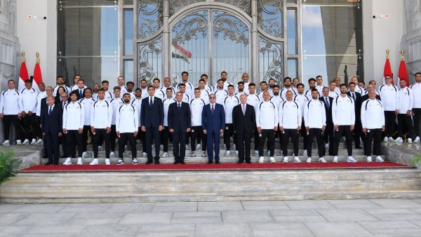 الرئيس السيسي فى صورة جماعية مع منتخب مصر
