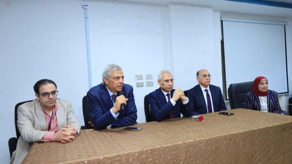 رئيس الجامعة خلال اللقاء 