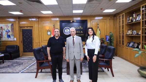 رئيس الجامعه خلال اللقاء 