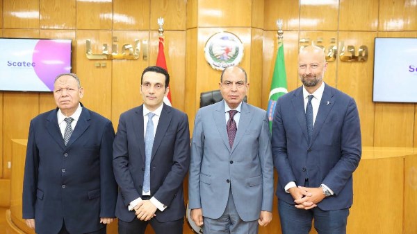 محافظ المنيا خلال اللقاء 
