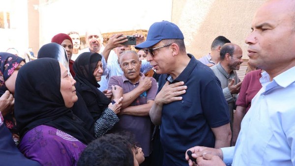 محافظ المنيا مع الاهالي
