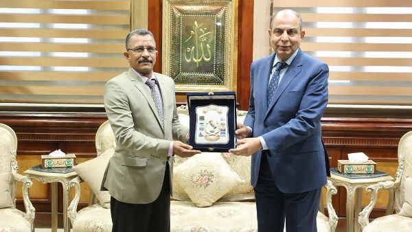 محافظ المنيا يكرم وكيل وزارة التموين 