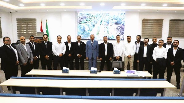 محافظ المنيا خلال اللقاء 