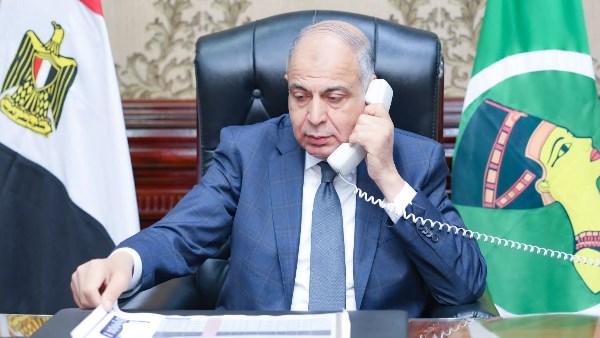 محافظ المنيا يهنئ الطالبة 