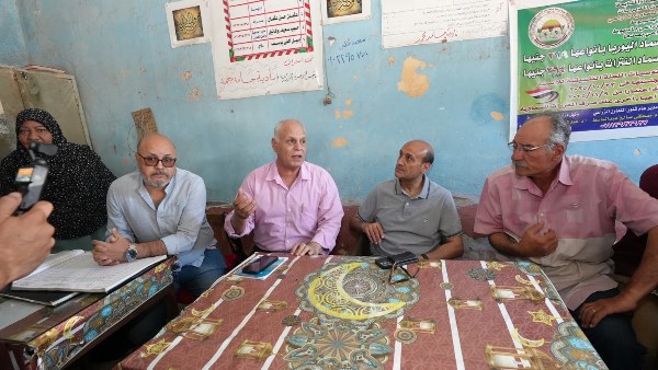 محافظ أسيوط يتفقد الجمعية الزراعية بقرية بني فيز ويتابع انتظام صرف الأسمدة للمزارعين