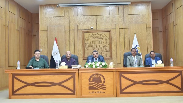 اجتماع محافظ قنا 