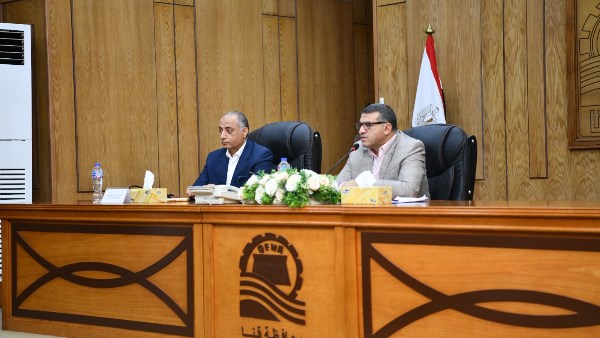 اجتماع محافظ قنا 