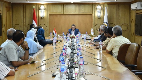 اجتماع محافظ قنا 