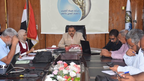 مياه الأقصر تتابع معدلات تنفيذ مشروع الصرف الصحي المتكامل بقرى إسنا والطود