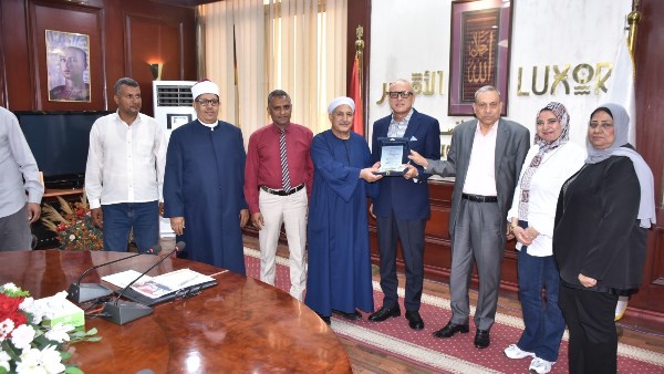 أمانة الحملة الوطنية "تحيا مصر لدعم الرئيس" بالأقصر تكرّم محافظ الأقصر تقديرًا لجهوده وإنجازاته