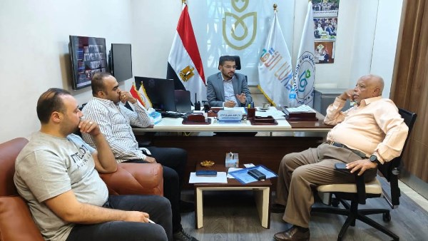 مدير فرع الرعاية الصحية بالأقصر يبحث مع النائب أحمد رمضان دعم خدمات التأمين الصحي الشامل وتطوير المنشآت الصحية بإسنا