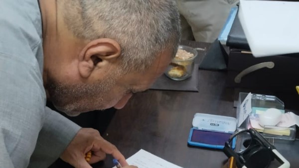 تسليم ١٨ من عقود الملكية النهائية لوحدات الاسكان الشعبي بمنطقة رواج بالبياضية وحي الزهور بالحبيل