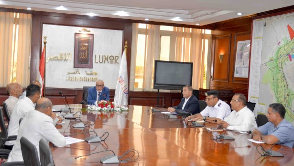 لتسهيل حركة المواطنين خلال صيانة كوبري قناطر إسنا الجديدة.. محافظ الأقصر يوجه بتدبير 3 عبارات نهرية وتشغيل كوبري المشاة وتوفير سيارات سرفيس