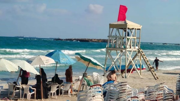 رفع الراية الحمراء بشواطئ الإسكندرية