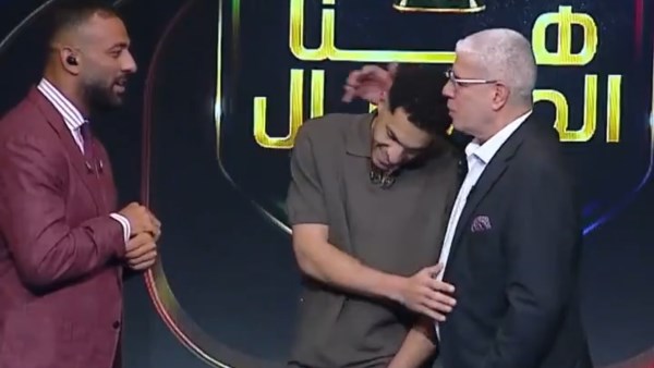 شوبير يقبل رأس نجله مصطفى
