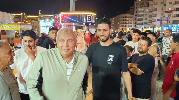 محافظ مطروح يشارك المواطنين احتفالاتهم 