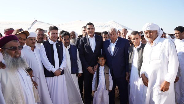 وزير الشباب خلال تقديم واجب العزاء