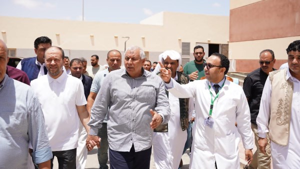 محافظ مطروح  خلال الجولة 