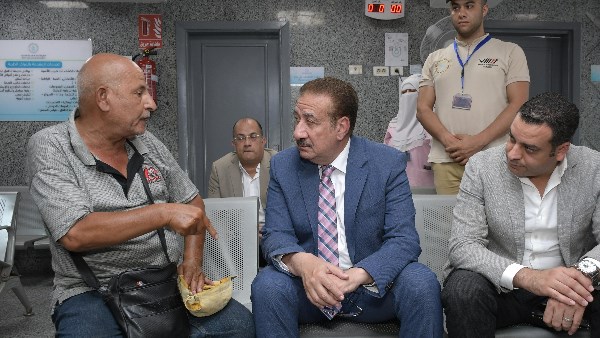المحافظ يلتقي المرضى والأطقم الطبية ويشدد: توفير أفضل رعاية صحية