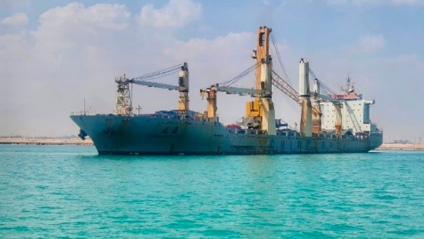 ميناء السخنة يستقبل السفينة CHIPOLBROK SUN وعلى متنها ونش عملاق بقدرة رفع 150 طن