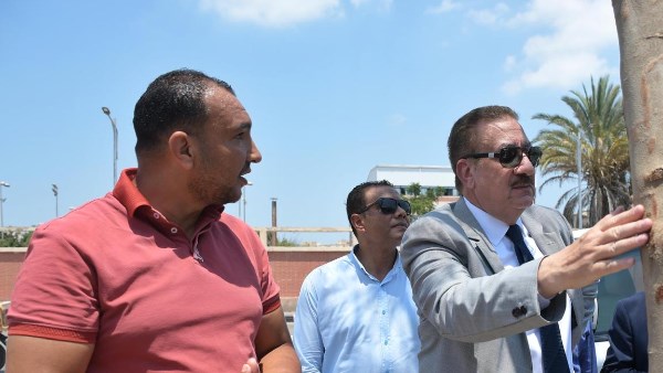 محافظ بورسعيد يتابع أعمال زراعة أشجار ونباتات البونسيانا بشارع محمد حسني مبارك محافظ بورسعيد يتابع أعمال زراعة أشجار ونباتات البونسيانا بشارع محمد حسني مبارك