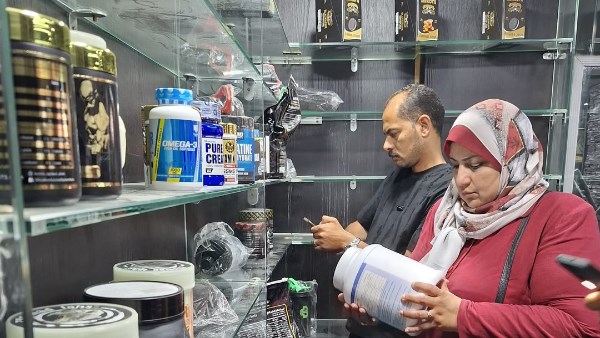 ضربة استباقية لـ "سلامة الغذاء" و"حماية المستهلك" تضبط كميات من المكملات الغذائية المهربة والمجهولة داخل صالة جيم ببورسعيد