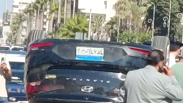 انقلاب سيارة ملاكي 3 مرات أمام ديوان عام محافظة بورسعيد وسط ذهول المارة