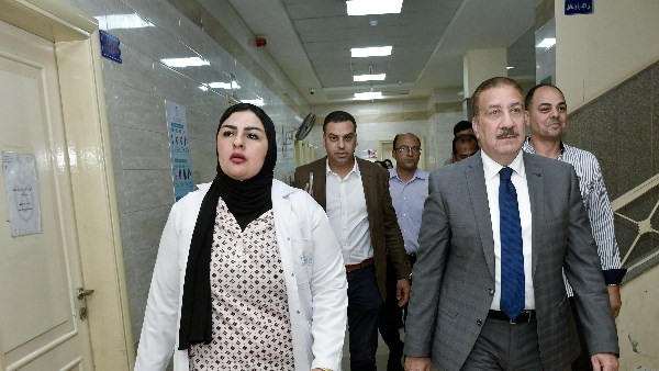 المحافظ يوجه بإعطاء أولوية لكبار السن وذوي الهمم وسرعة صرف الأدوية وتيسير الخدمات الطبية