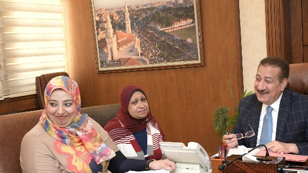 محافظ بورسعيد يلتقي المواطنين ويوجه بحل مشكلاتهم